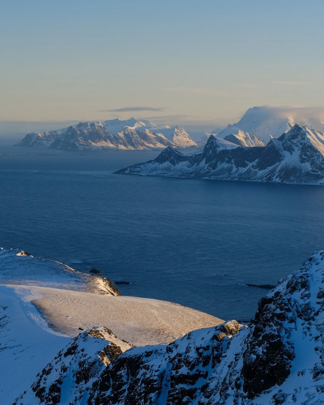The light is coming back, but winter is still here ❄️ A bit brighter days, the same calm, and views like this right outside your door!

You're always welcom, so book your stay now🫶🏼

📸 @lisi.wldo 

#lofoten #visitlofoten #rambergbeach #rambergreso