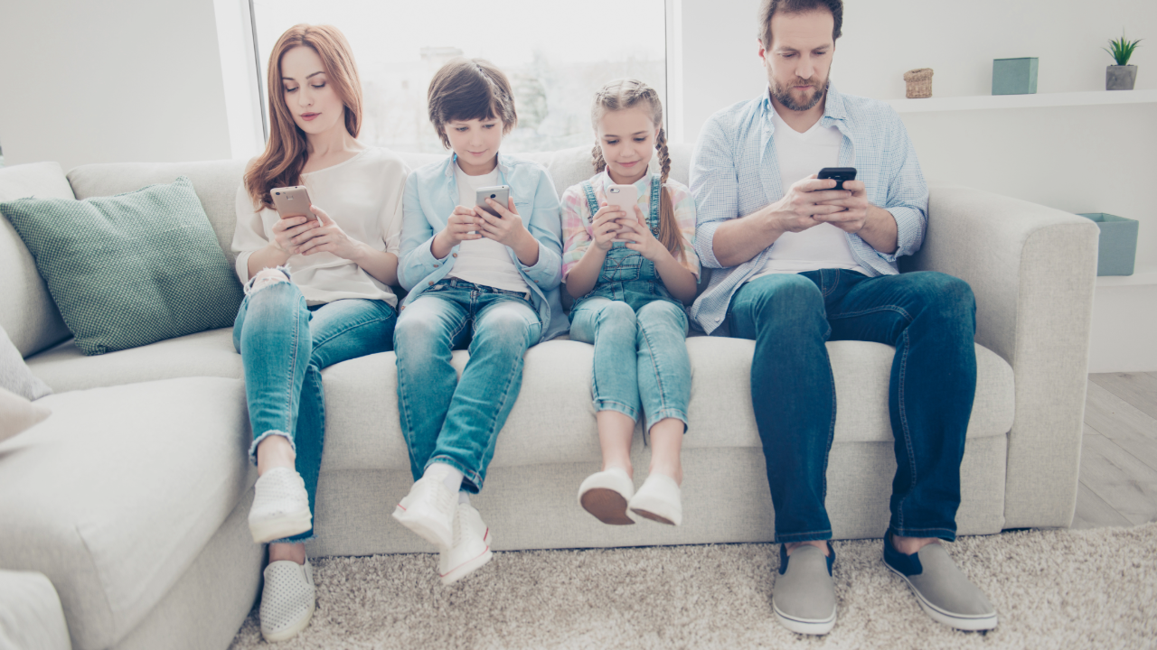 The Family Group Chat That Actually Keeps Everyone Together