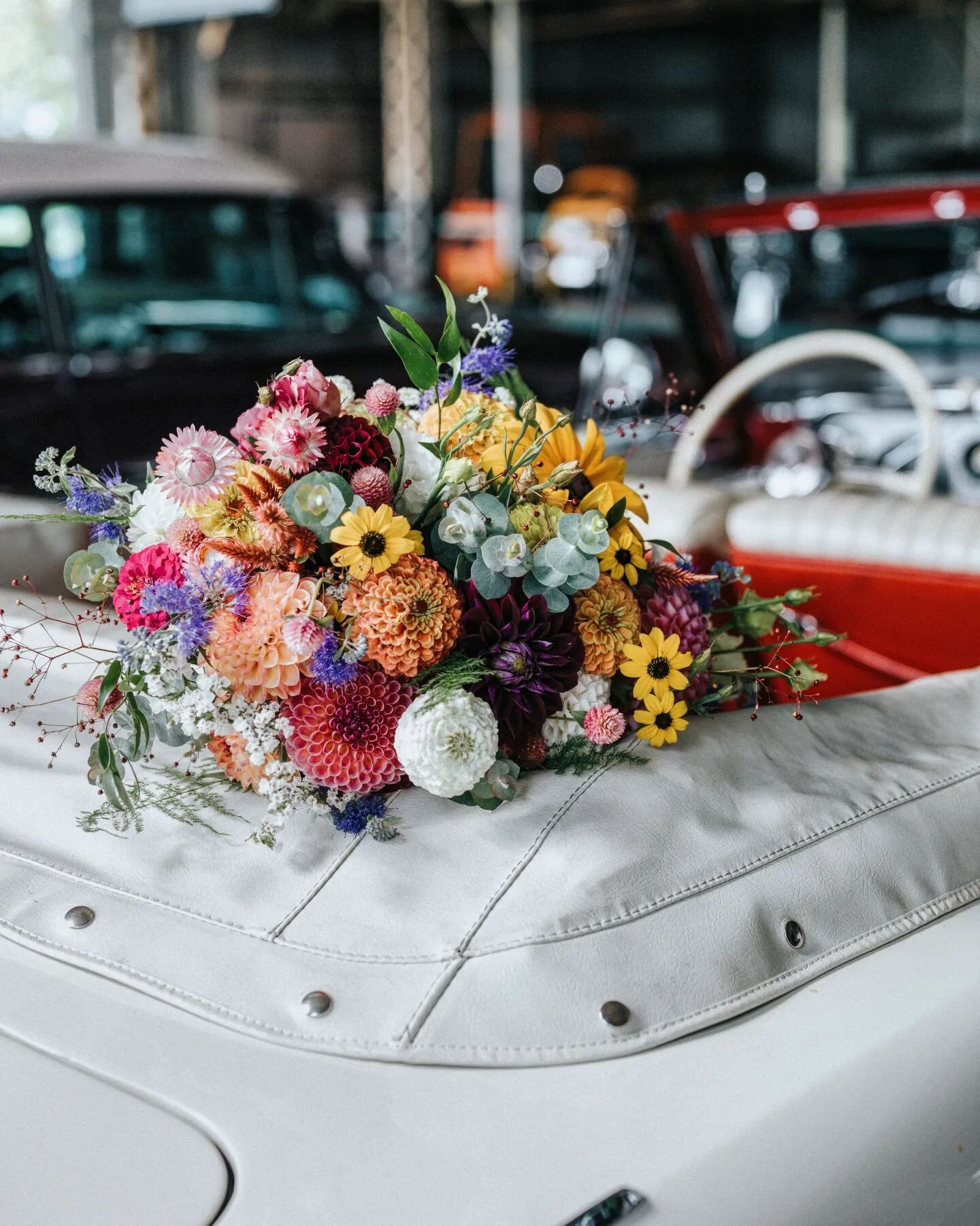 Living a floral dream at the Packard Proving Grounds. This arrangement just couldn't have been ANY prettier. PS - it smelled just as good as it looked. 

@blackdogflowerco
.
.
.
.
.
.
.
#weddingphotography #weddingphotographer #weddingphotos #wedding