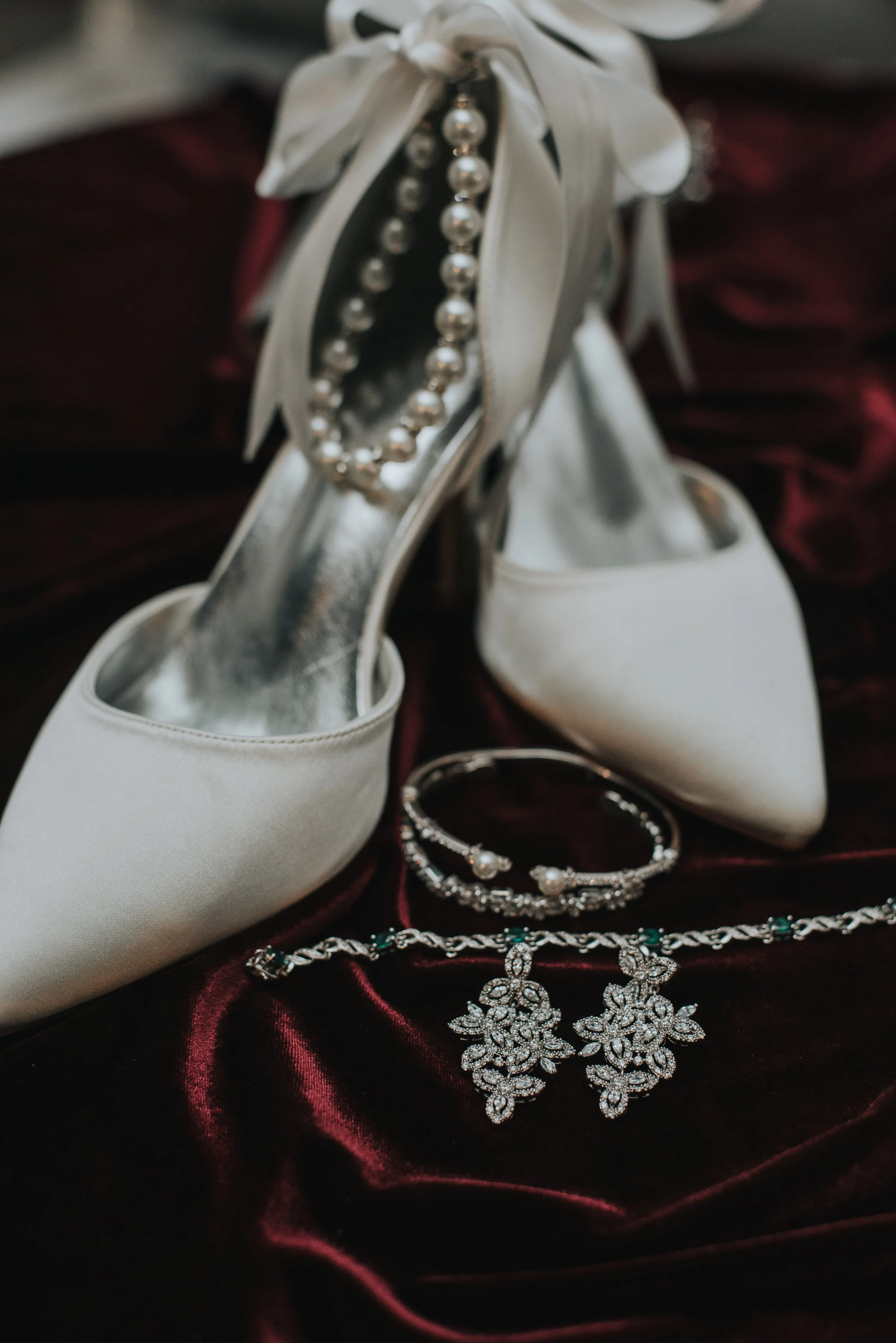 bride, bridal, veil, wedding, married, photography, wedding photography, beautiful photo of a bride, luxury, photographer, detroit photographer, detroit michigan wedding photographer, detroit michigan photo, wedding ring, wedding details, newlyweds