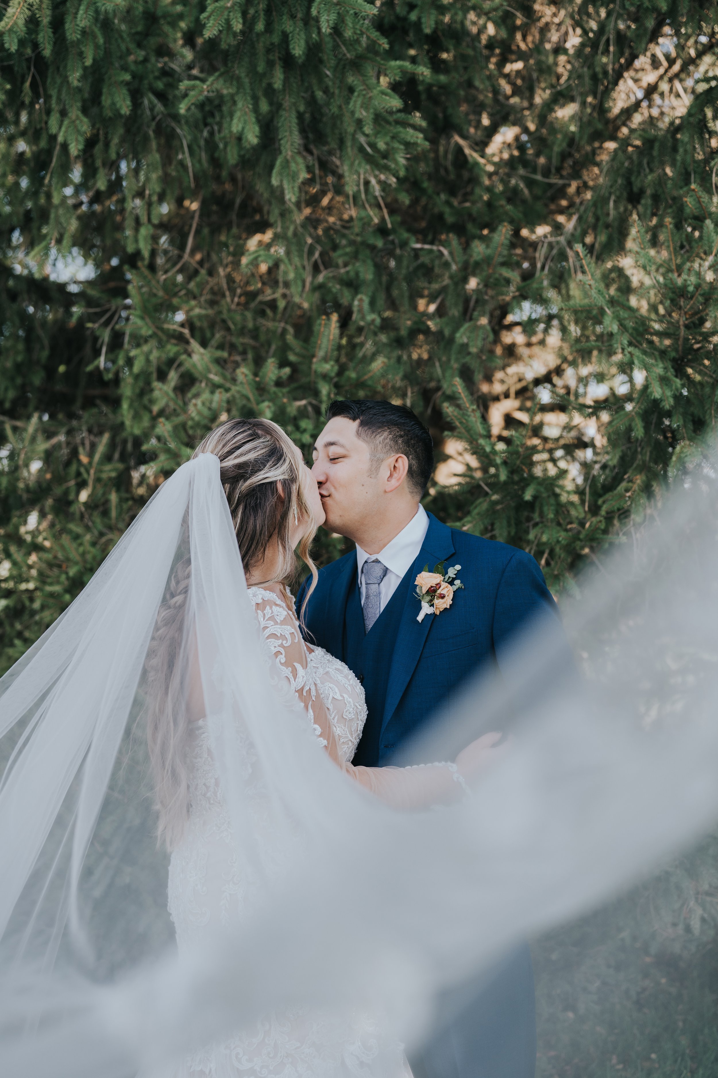 bride, bridal, veil, wedding, married, photography, wedding photography, beautiful photo of a bride, luxury, photographer, detroit photographer, detroit michigan wedding photographer, couple, wedding couple, florals, botanicals, newlyweds