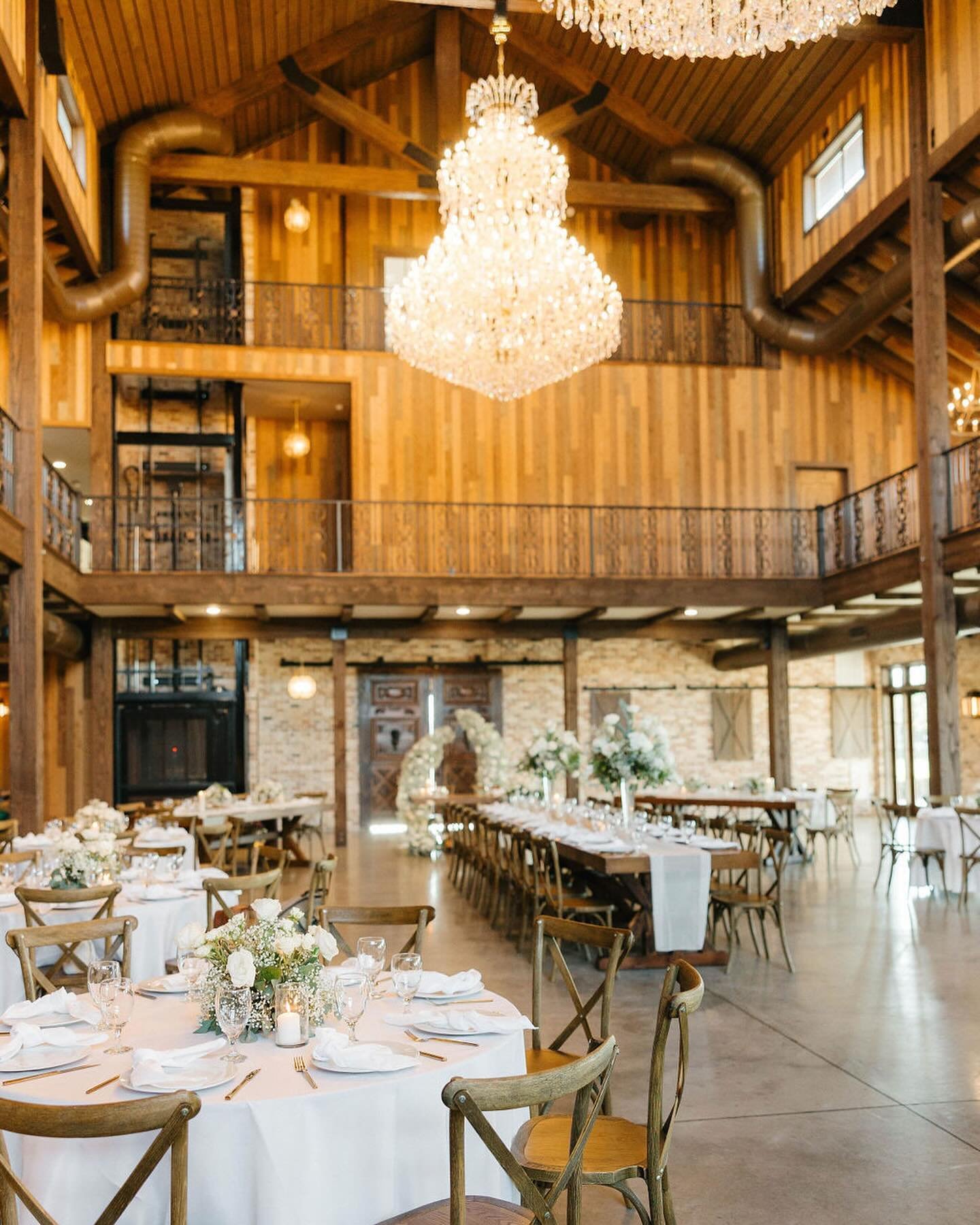 Beautiful tables out at @theweinbergatwixon. The warm, rich tones mixed with the classic color scheme are 😘🤌🏼chef&rsquo;s kiss

#dallaswedding #fortworthwedding #texaswedding #texasweddingplanner #dallasweddingplanner #fortworthweddingplanner #wed