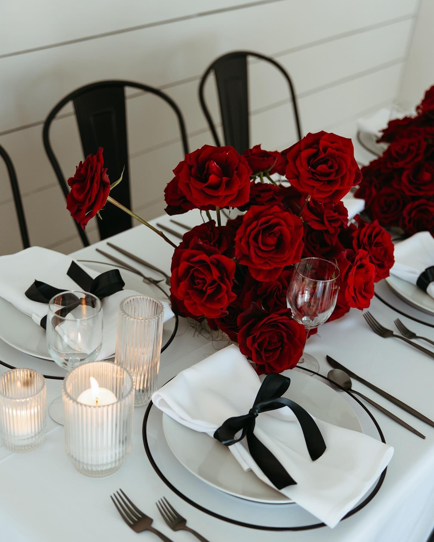 Monochromatic table florals?? I&rsquo;m totally down 🌹

#dallaswedding #fortworthwedding #texaswedding #texasweddingplanner #dallasweddingplanner #fortworthweddingplanner #weddingplanner #styledshoot #styledwedding #realwedding #fallwedding #winterw