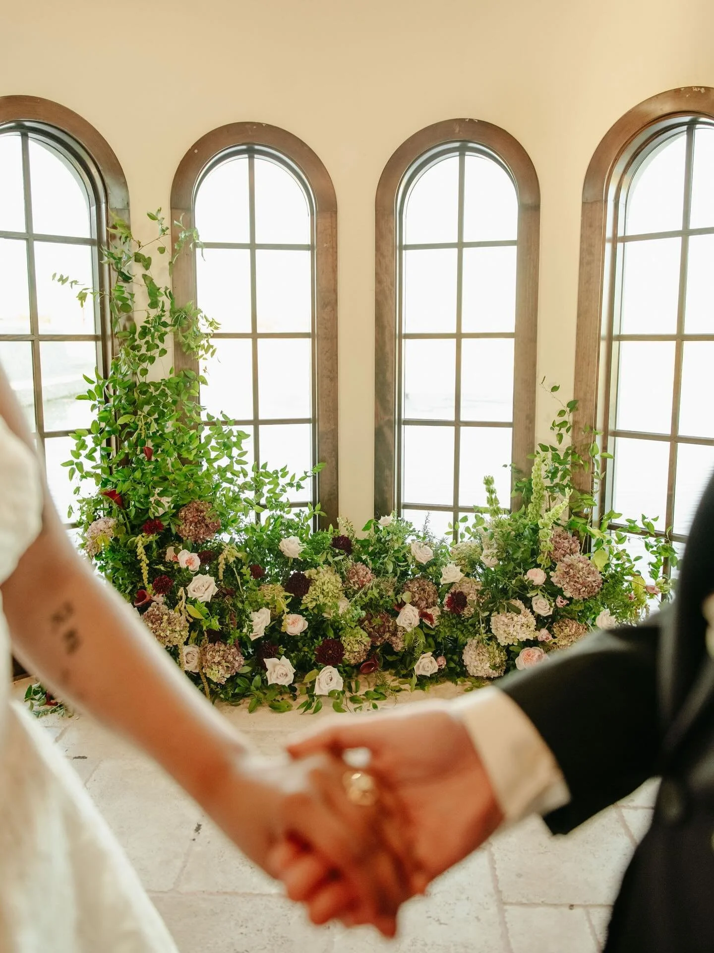 A ceremony design of my dreamsssss 💋🌸🌿🕊️

#dallaswedding #fortworthwedding #centraltexasweddings #texaswedding #realwedding #fallwedding #winterwedding #springwedding #summerwedding #weddingday #weddingflorist #florist #texasflorist #dallasfloris