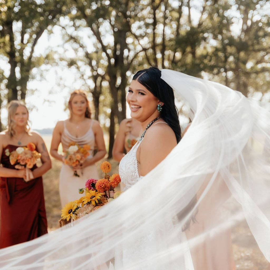 Just because it&rsquo;s December now, does not mean I can&rsquo;t post this beauty 🍂🍁🫶🏼

#dallaswedding #fortworthwedding #centraltexasweddings #texaswedding #realwedding #fallwedding #winterwedding #springwedding #summerwedding #weddingday #wedd