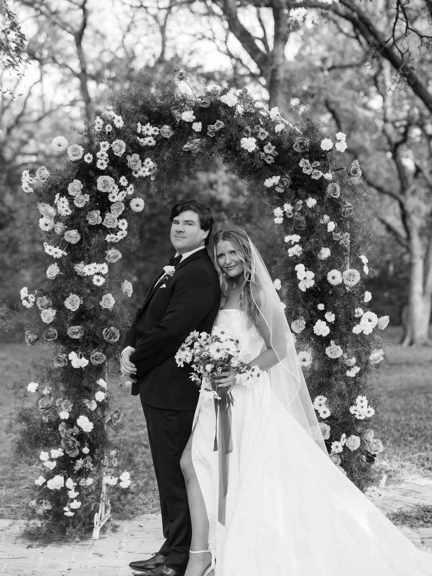 We love a classic black and white moment over here 🕊️

#dallaswedding #fortworthwedding #centraltexasweddings #texaswedding #realwedding #fallwedding #winterwedding #springwedding #summerwedding #weddingday #weddingflorist #florist #texasflorist #da