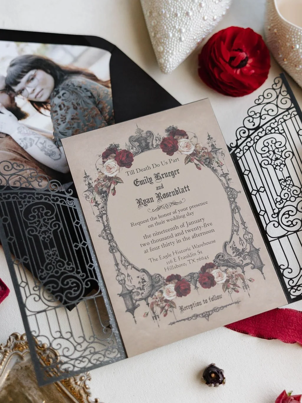 Details from e+r&rsquo;s romantic moody day &hearts;️💋🍇

#dallaswedding #fortworthwedding #centraltexasweddings #texaswedding #realwedding #fallwedding #winterwedding #springwedding #summerwedding #weddingday #weddingflorist #florist #texasflorist 