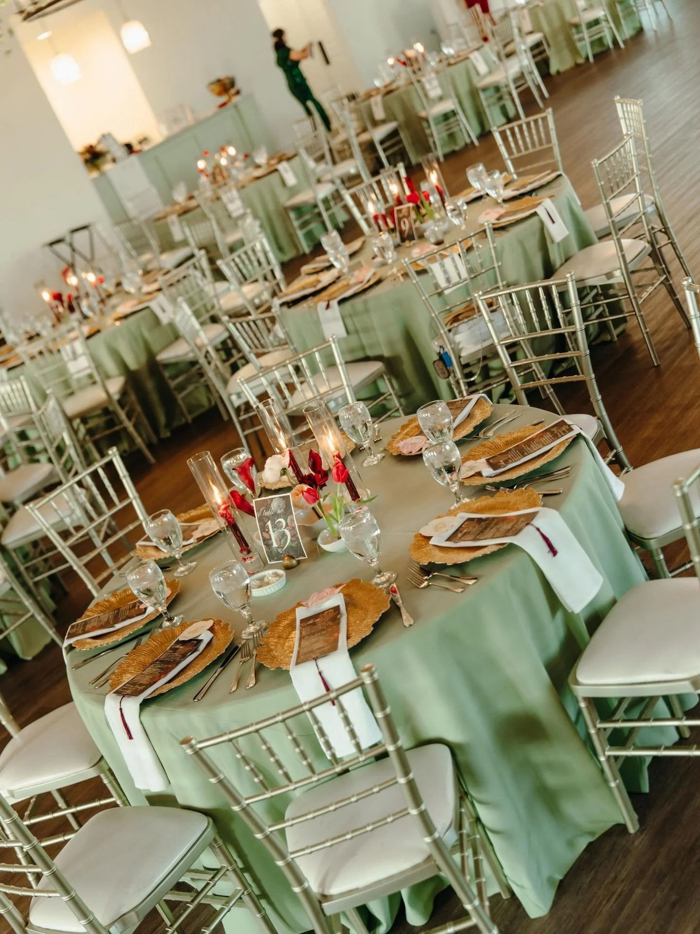 Soooo excited to show off this beautiful gallery!!! Little by little, it&rsquo;s showing up on my feed hah
Here are the table deets from c+g&rsquo;s wedding 💋🌹🍷🌿

Dallas wedding fort worth wedding central Texas weddings Texas wedding styled shoot