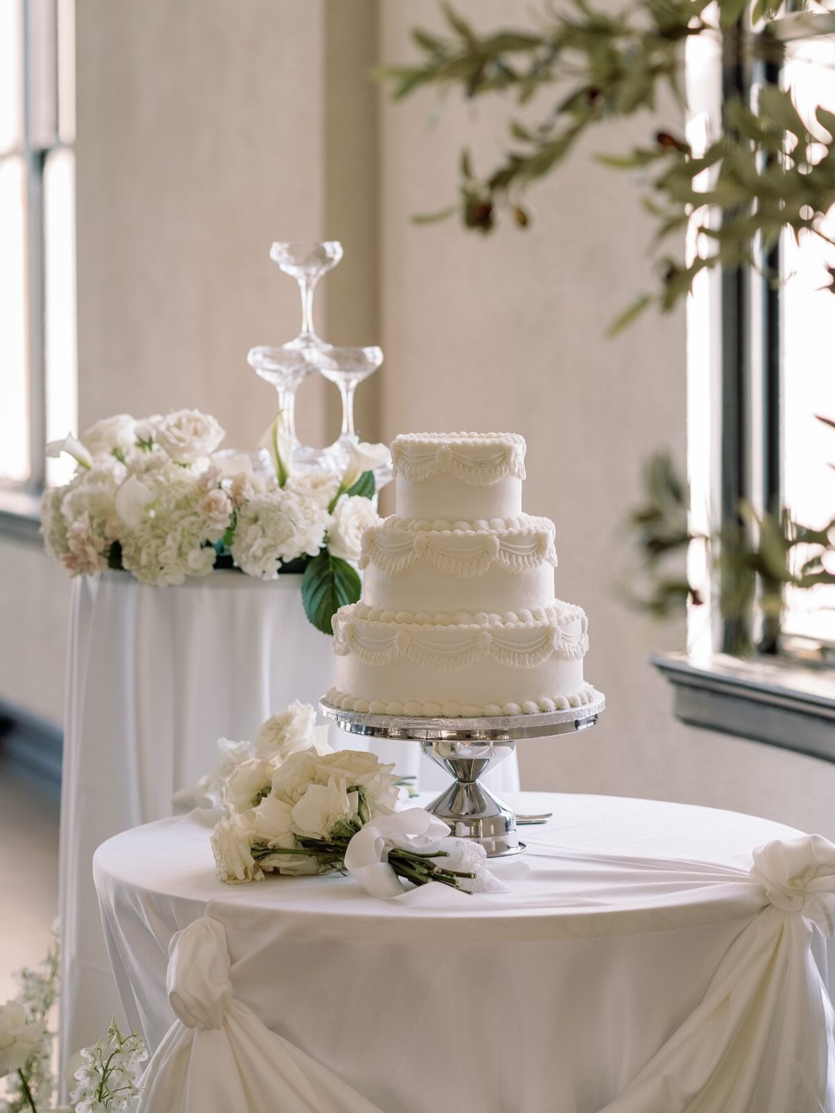 The cutest cake and champagne table you ever did see 🥂

Dallas wedding fort worth wedding central Texas weddings Texas wedding styled shoot styled wedding wedding fall wedding winter wedding spring wedding summer wedding wedding day #weddingflorist 