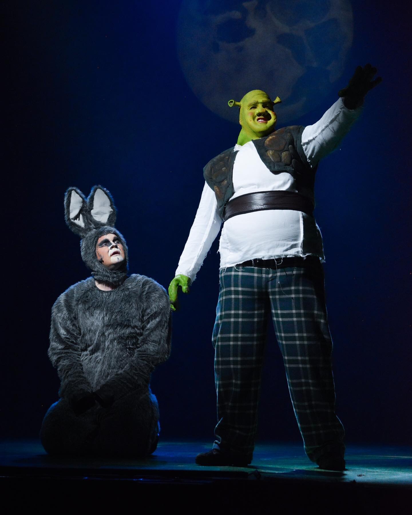 Shrek the Musical (part 2)

Carlton Operatic Society at the Theatre Royal Nottingham in May 2022