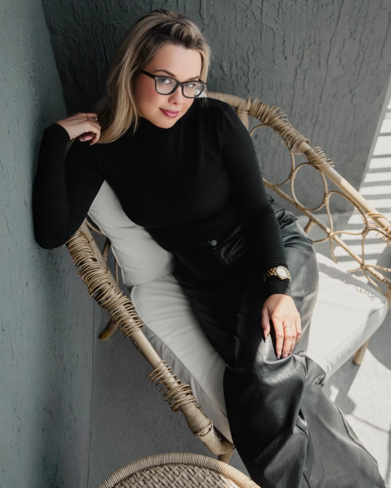 I think women are starting to realize how much changes when people actually know who you are.

Not just your business.
Not just your services.
You.

Your perspective.
Your taste.
Your presence.
Your way of thinking.

For years, women were taught prof