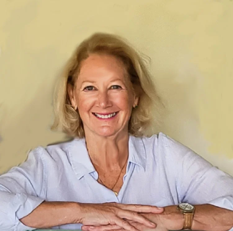 Christine Frisbee, artist, entrepreneur, author, photo. Modern and representative artist.