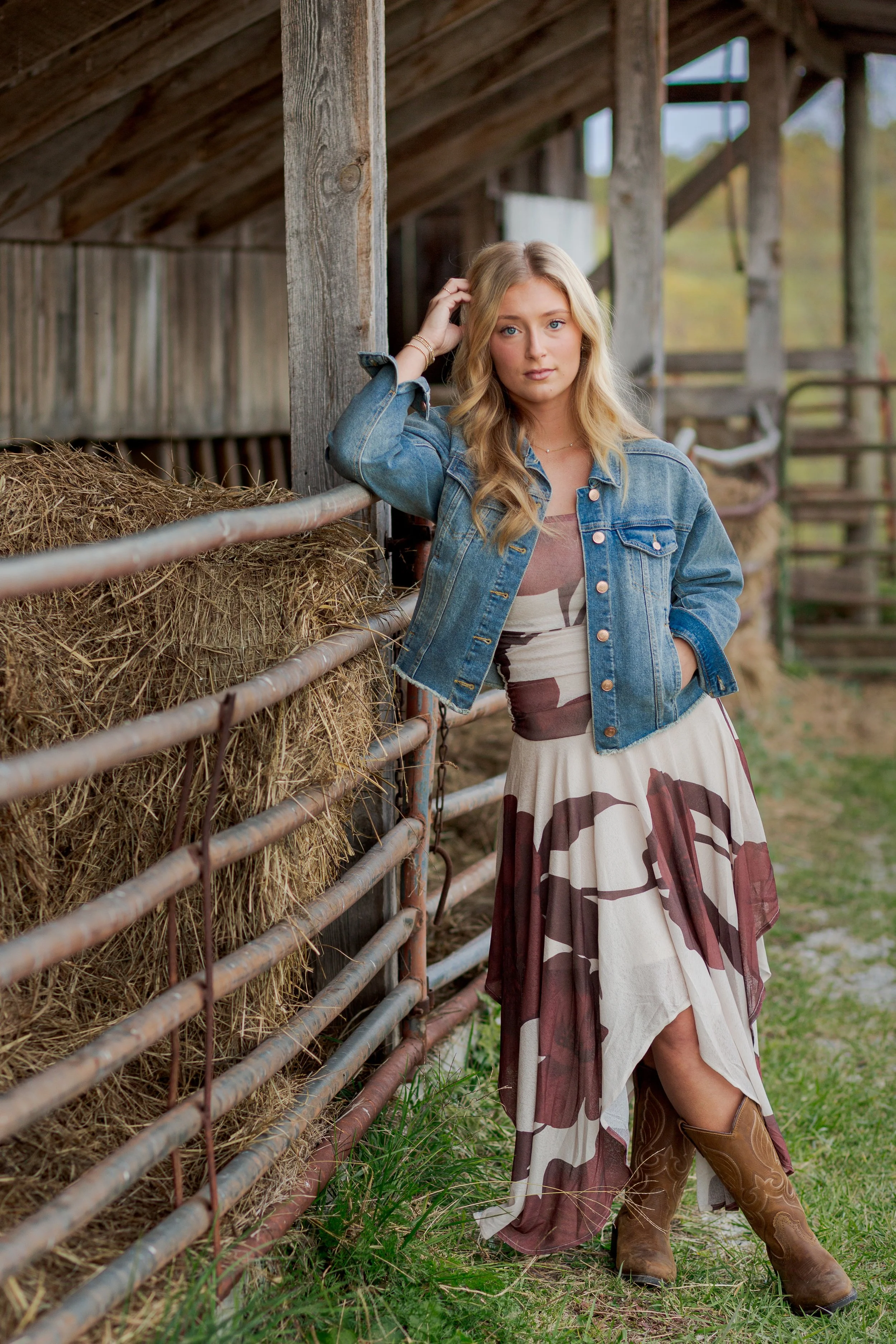 western-theme-teen-girl-farm-portrait-shoot-kentucky