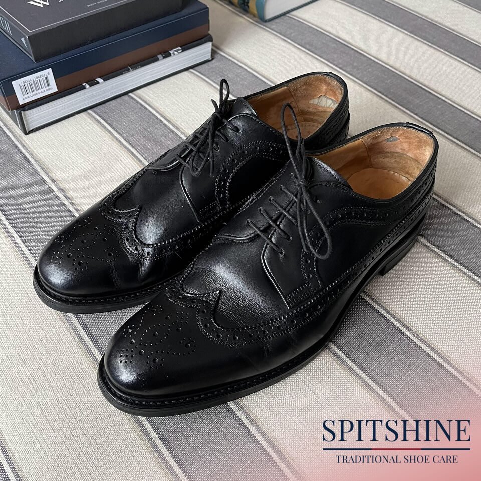 A simple freshen up can make all the difference. It was a pleasure to work with a new client on his @russellandbromley brogues. Swipe ➡️ for BEFORE.

Exclusively using @saphir_medailledor 

#shoeshine #spitshine #shoecare #shoerestoration #shoes #sho
