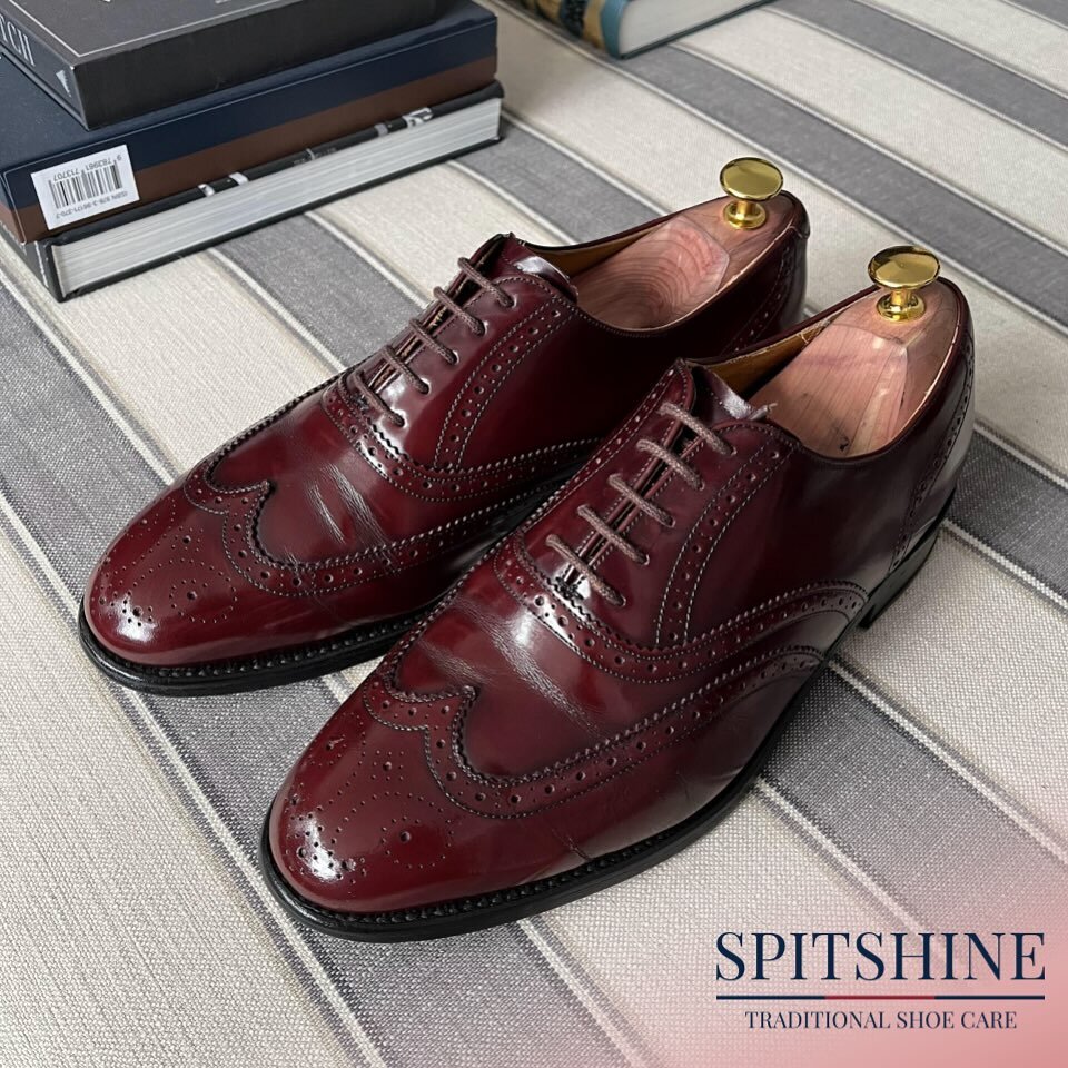 Complete overhaul for our client&rsquo;s @barkershoes1880 burgundy brogues. Swipe ➡️ for BEFORE.

Exclusively using @saphir_medailledor 

#shoeshine #spitshine #shoecare #barker #barkershoes #shoerestoration #shoes #shoeoftheday #saphir #saphirmedail