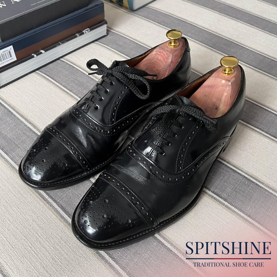 @loakeshoemakers restoration completed. Swipe ➡️ for BEFORE.

Exclusively using @saphir_medailledor 

#shoeshine #spitshine #shoecare #crockett#tods #shoerestoration #shoes #shoeoftheday #saphir #saphirmedailledor