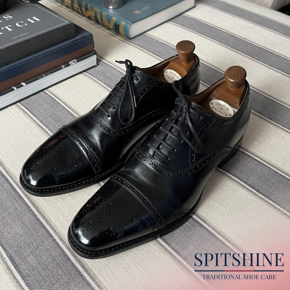 Shine restored for our client&rsquo;s @churchs shoes. Swipe ➡️ for BEFORE.

Exclusively using @saphir_medailledor 

#shoeshine #spitshine #shoecare #churchs #shoerestoration #shoes #shoeoftheday #saphir #saphirmedailledor