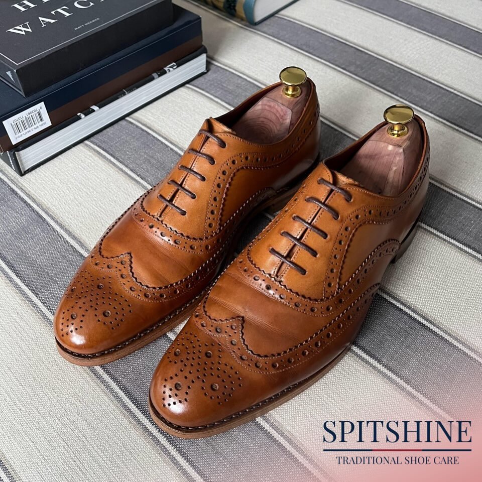 Resole and service complete for these tan @loakeshoemakers . Swipe ➡️ for BEFORE.

Exclusively using @saphir_medailledor 

#shoeshine #spitshine #shoecare #loake #shoerestoration #shoes #shoeoftheday #saphir #saphirmedailledor