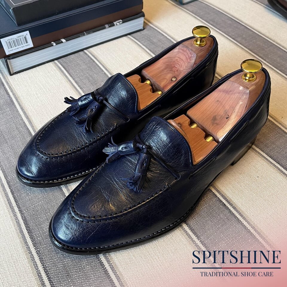 Blue @paulsmithdesign tassel loafers brought back to life! Swipe ➡️ for BEFORE.

Exclusively using @saphir_medailledor 

#shoeshine #spitshine #shoecare #paulsmith #shoerestoration #shoes #shoeoftheday #saphir #saphirmedailledor