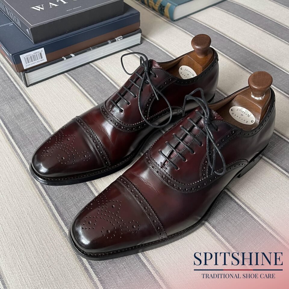 One of our favourite ever transformations: a stunning pair of dark brown @churchs stripped, dyed with a patina finish in burgundy/black. Swipe for BEFORE ➡️.

Exclusively using @saphir_medailledor 

#shoeshine #spitshine #shoecare #churchs #shoepatin