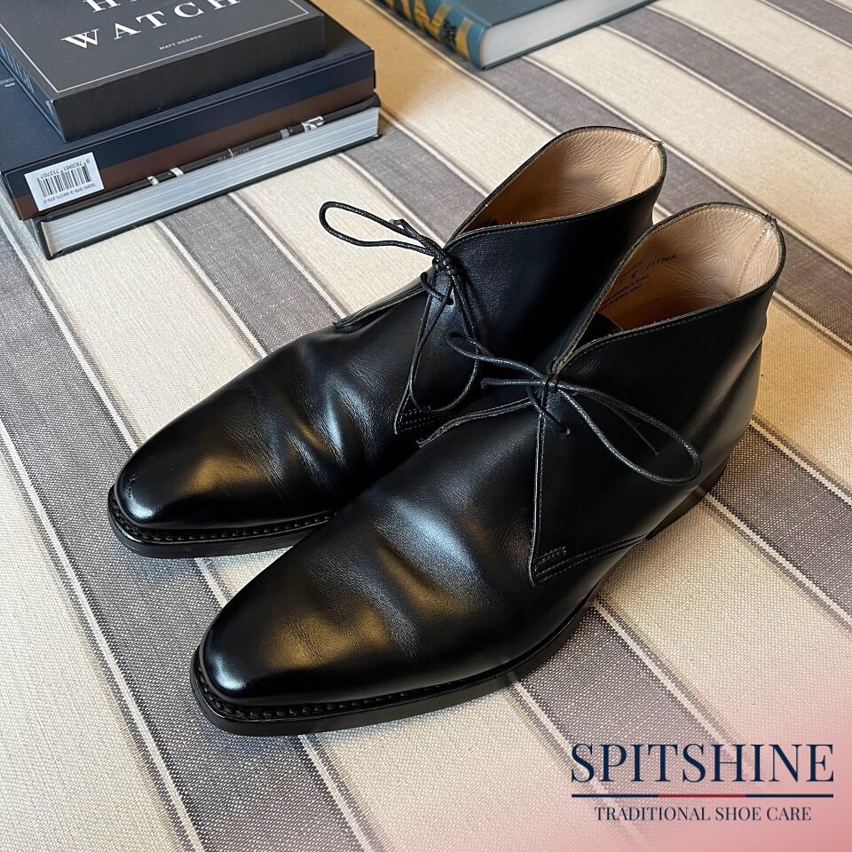 @crockettandjones_official Tetbury in black at the workshop for a refresh. Swipe for BEFORE ➡️.

Exclusively using @saphir_medailledor 

#shoeshine #spitshine #shoecare #crockettandjones #shoerestoration #shoes #shoeoftheday #saphir #saphirmedailledo