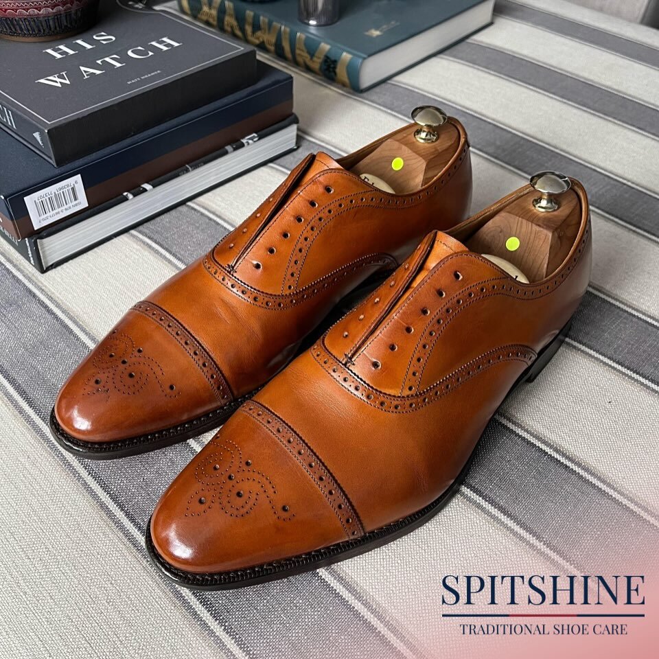 It has been a pleasure to restore our client&rsquo;s tan @churchs to full glory. Swipe for BEFORE ➡️.

Exclusively using @saphir_medailledor 

#shoeshine #spitshine #shoecare #churchs #shoerestoration #shoes #shoeoftheday #saphir #saphirmedailledor