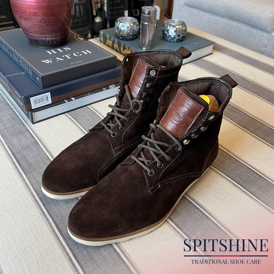 @paulsmithdesign boots completely rejuvenated! Swipe for BEFORE ➡️.

Exclusively using @saphir_medailledor 

#shoeshine #spitshine #shoecare #paulsmith #shoerestoration #shoes #shoeoftheday #saphir #saphirmedailledor