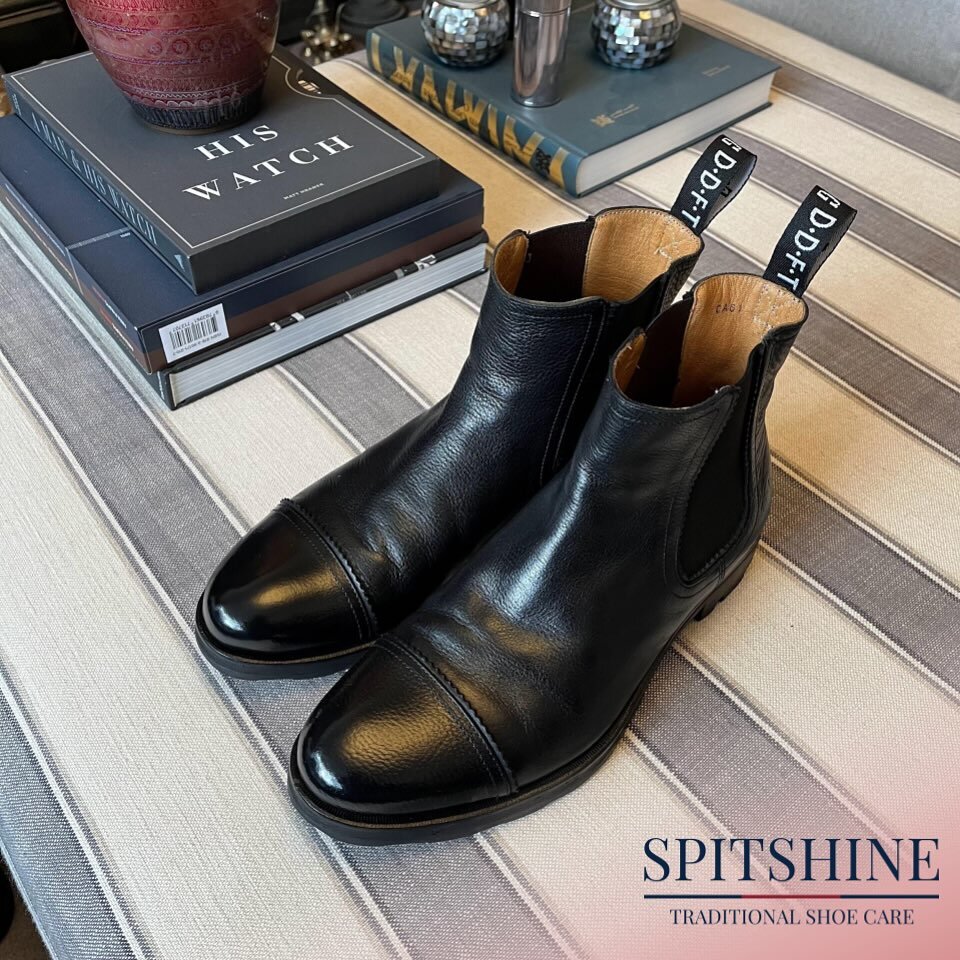 We completely refinished these @fluevog boots &hellip; we dyed the trim black and improved the worn condition of the shoe. A much sharper look! Swipe for BEFORE ➡️.

Exclusively using @saphir_medailledor 

#shoeshine #spitshine #shoecare #fluevog #jo