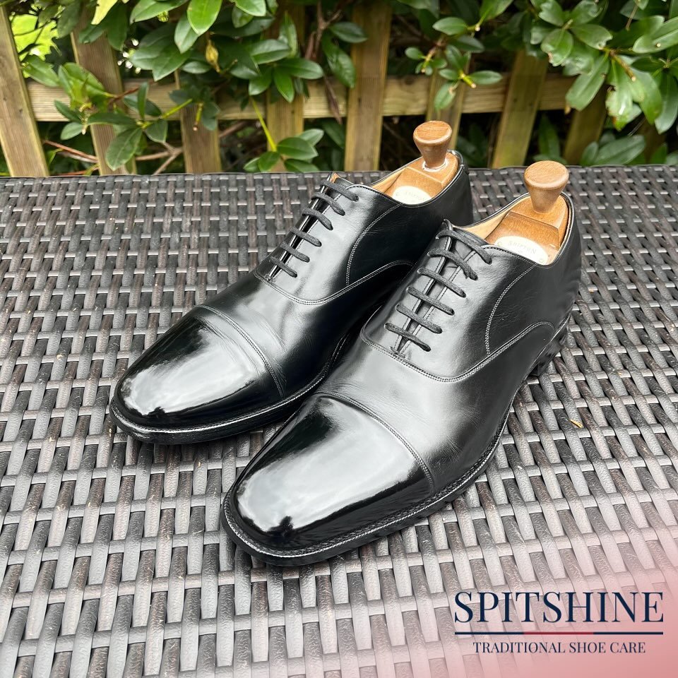 There is nothing more satisfying than returning well maintained Oxfords to a mirror finish! Enquire about of gla&ccedil;age service today. Swipe for BEFORE ➡️.

Exclusively using @saphir_medailledor 

#shoeshine #spitshine #shoecare #churchsshoes #gl