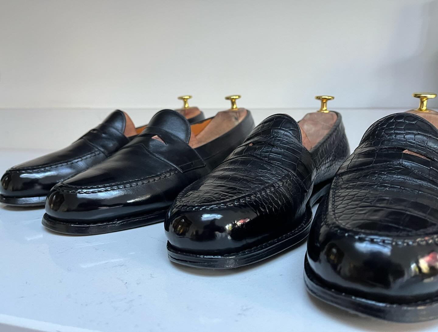 Mirror shine renovation for two pairs of @horatiofootwear penny loafers! We even took @brasso_uk to the pennies - it&rsquo;s all in the detail!

Exclusively using @saphir_medailledor 

#shoeshine #spitshine #shoecare #horatiofootwear #pennyloafers #s