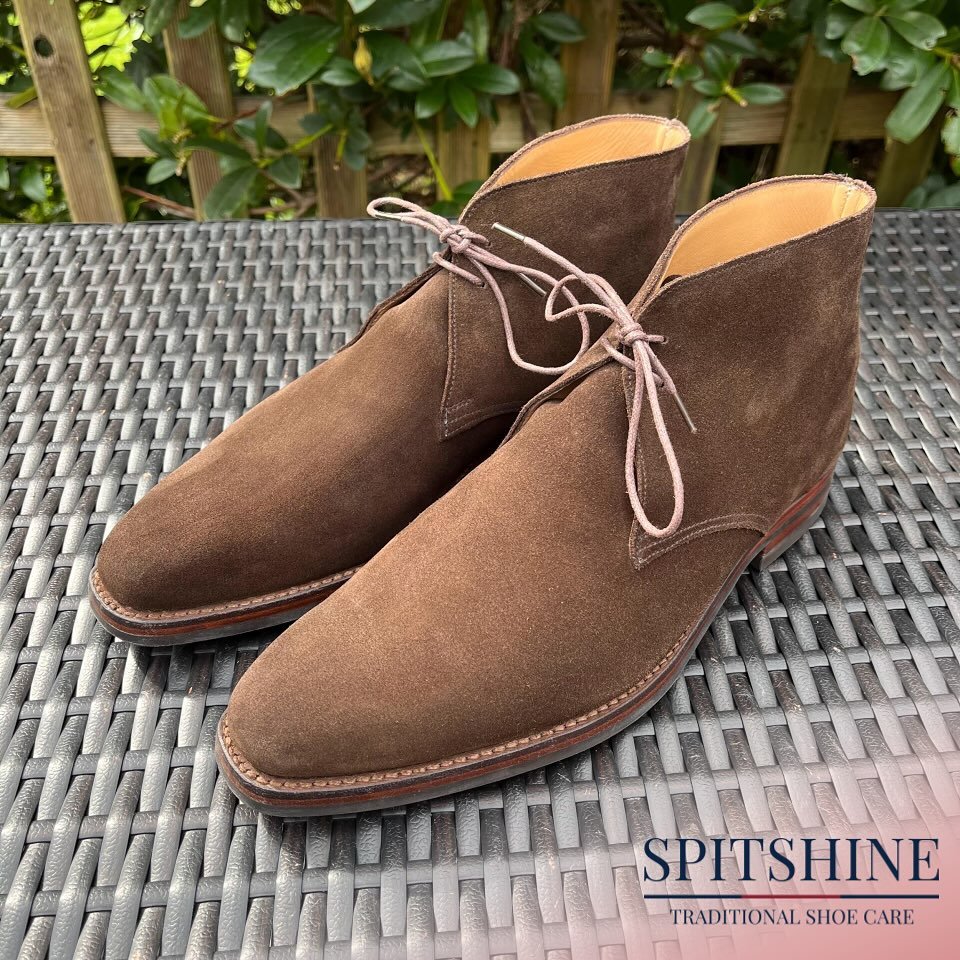 Suede @crockettandjones_official Tetbury&hellip;completely transformed! Lighting differences aside, the cleanling and suede conditioning has worked wonders. Swipe for BEFORE ➡️.

Exclusively using @saphir_medailledor 

#shoeshine #spitshine #shoecare