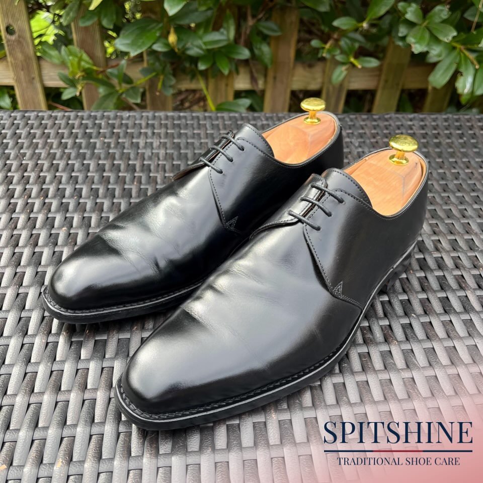 Maintaining the condition of a favourite pair of @crockettandjones_official derbys. Exclusively using @saphir_medailledor 

#shoeshine #spitshine #shoecare #crockettandjones #shoerestoration #shoes #shoeoftheday #saphir #saphirmedailledor