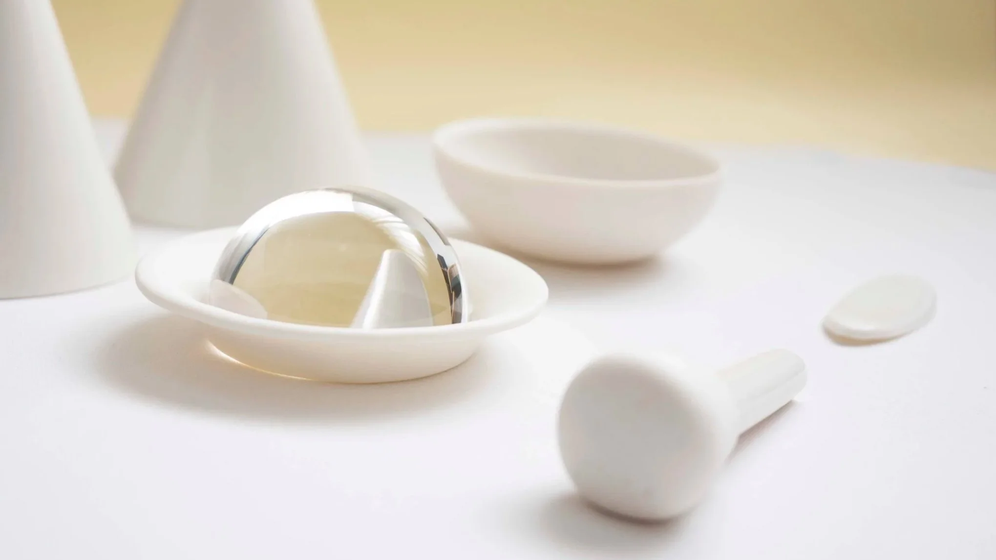 Weiße keramische Gegenstände auf weißem Hintergrund.