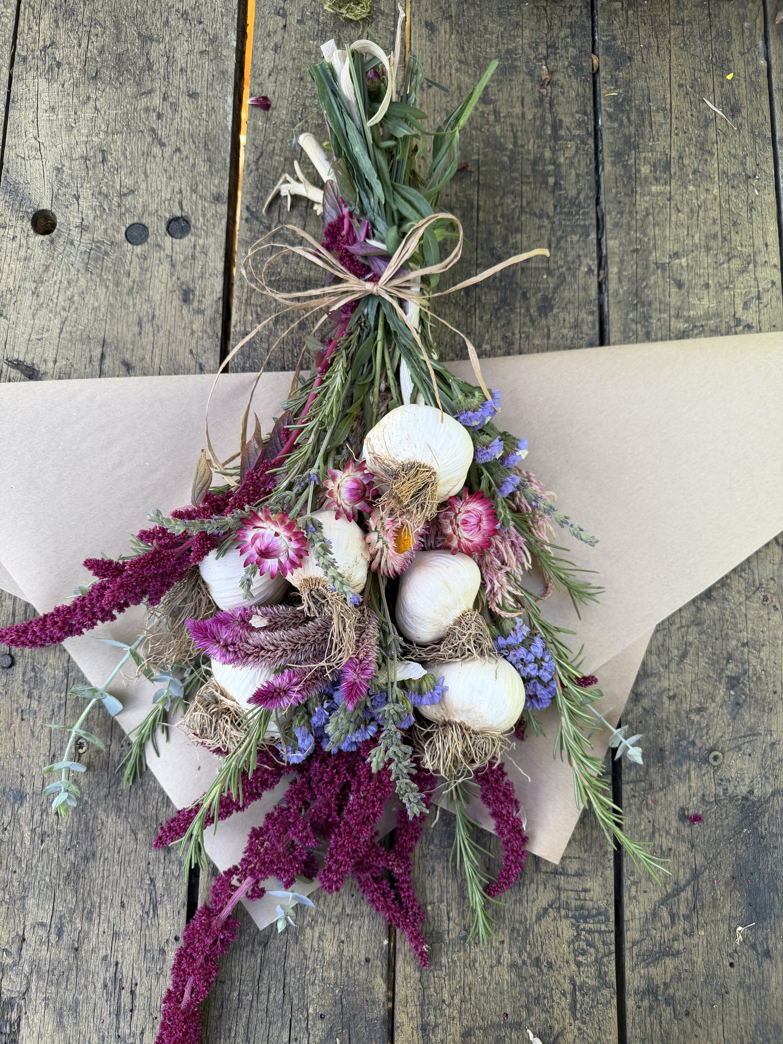 make a fall vibe diy garlic bouquet braid to hang in your kitchen