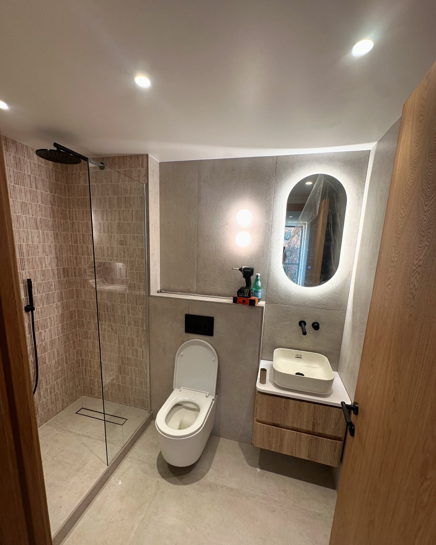 our latest bathroom renovation using:
Wall lights: ‘Glo-ball’ by @flos
Ceiling downlights: Astro trimless Round adjustable by @astrolighting
Toilet, Taps, Shower by @lussostone
Tiles (pink): Rosalina Honed Marble Iggy Mosaic’ by