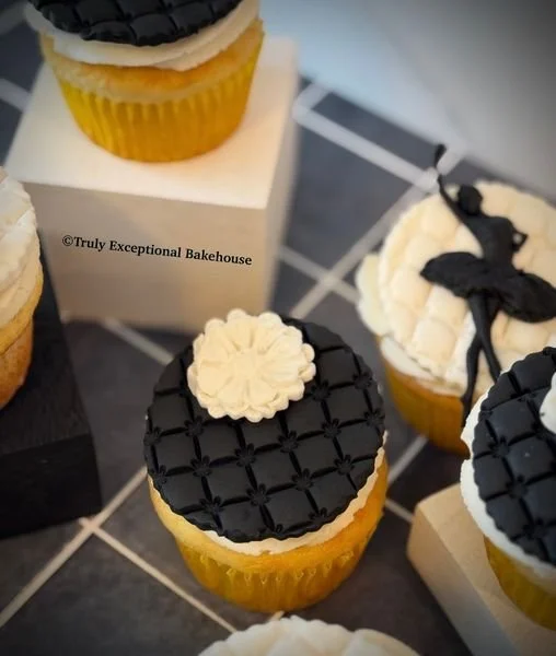 BlackWhite Cupcakes.JPG