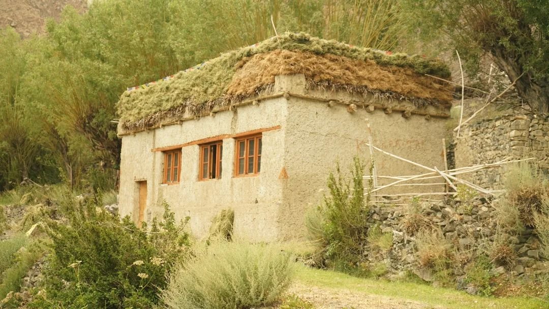 10/11 LADAKH VERNACULAR ARCHITECTURE/ LOCAL MATERIALS

Nubian Vault Workshop / Sun &amp; Earth festival at the Himalayan Institute of Alternatives @hial.institute 
@craterre_

#earthconstruction 
#adobes 
#earthconstructionworkshop