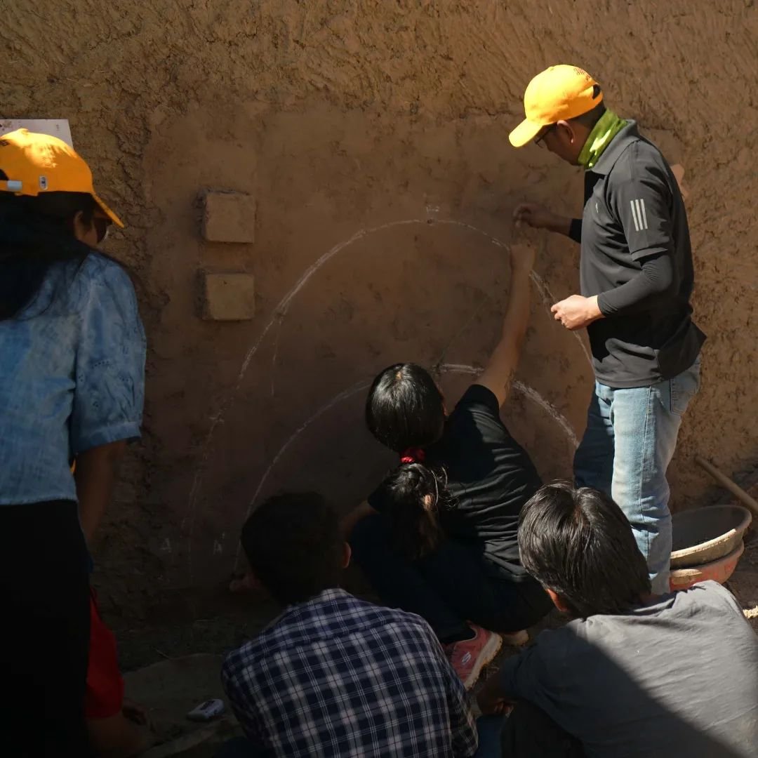 8/11 Nubian Vault Workshop / Sun &amp; Earth festival at the Himalayan Institute of Alternatives @hial.institute 
@craterre_ 

TRACING A CATENARY VAULT

#nubianvault