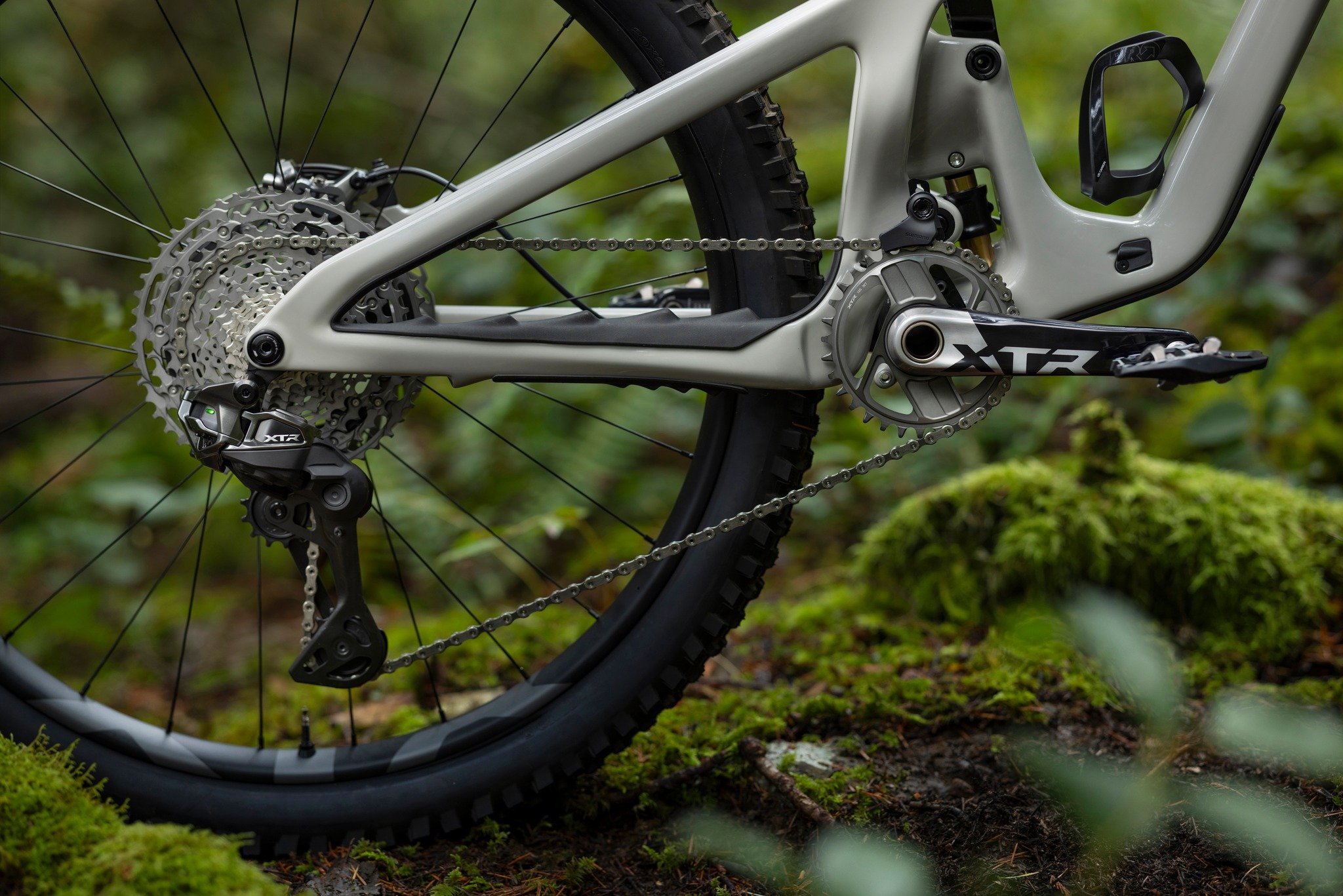 SBC has Shimano's new XTR Di2 system here!! The all-new XTR Di2 system gives riders and racers the speed, range, and robustness to tackle every trail on the mountain. With built-in Automatic Crash Recovery, an impact-deflecting shape, and simple cove