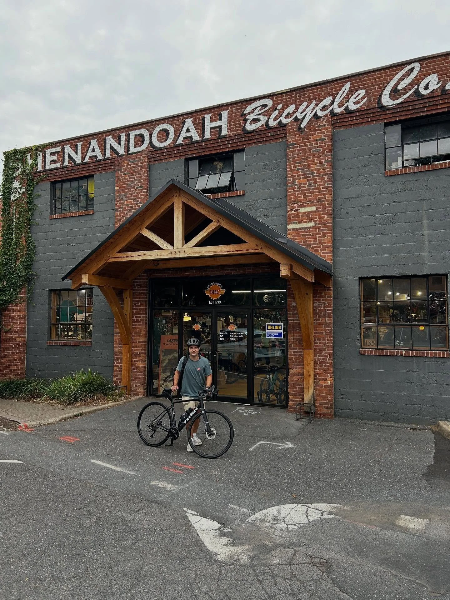 Michael is ready to rolllllllllllllllllllll&hellip;&hellip;&hellip;.🚴🏼💨
We&rsquo;re super psyched for him, rockin&rsquo; the @trekbikes Domane AL 5&hellip; we&rsquo;re pretty confident he&rsquo;s gonna have smiles for miles!!!! HAPPY NEW BIKE DAY!