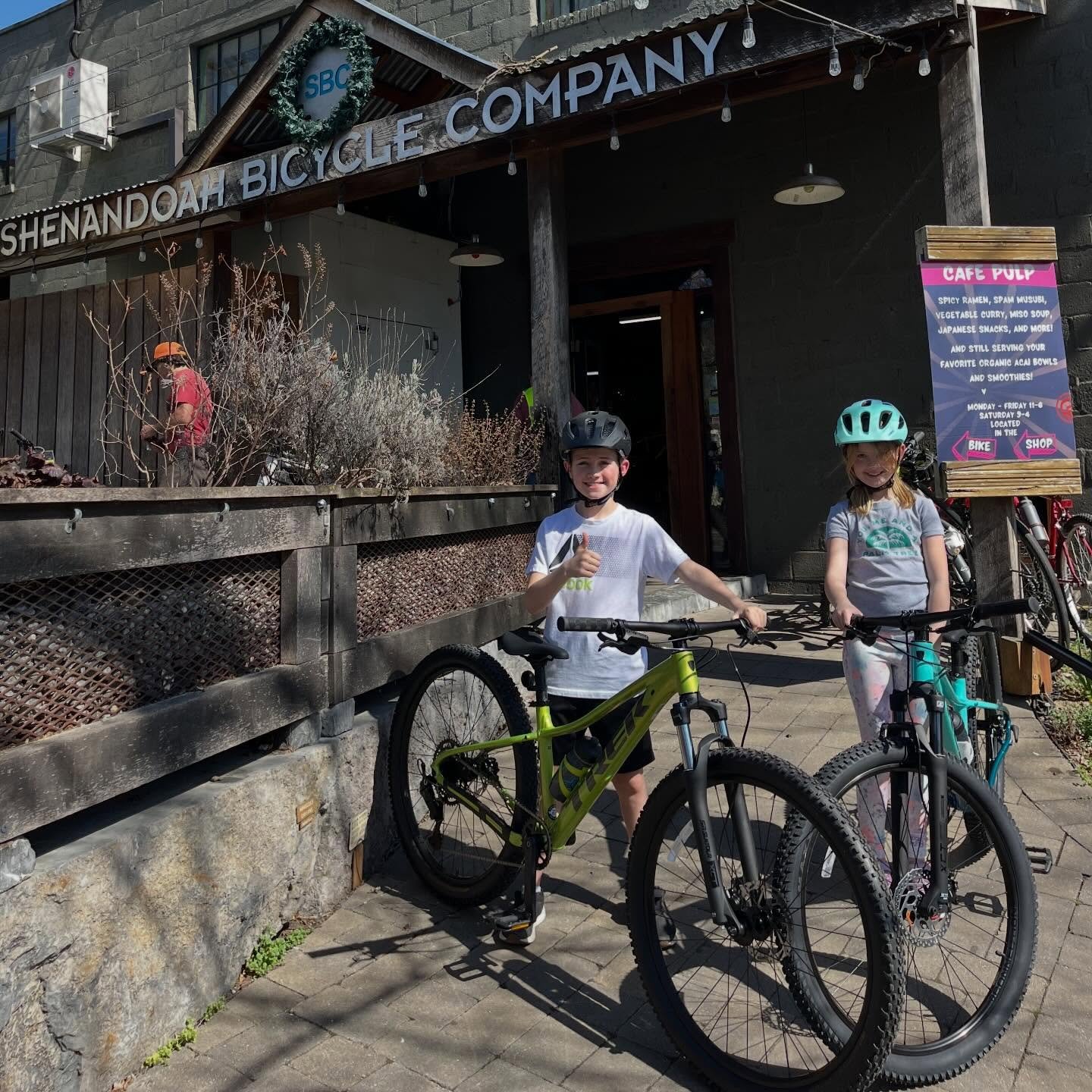 Happy New Bike Day for Pat and Madeline!!! We&rsquo;re super psyched for them both, rolling on their new @trekbikes Marlin 5s. Have fun, you two!!! #morekidsonbikes