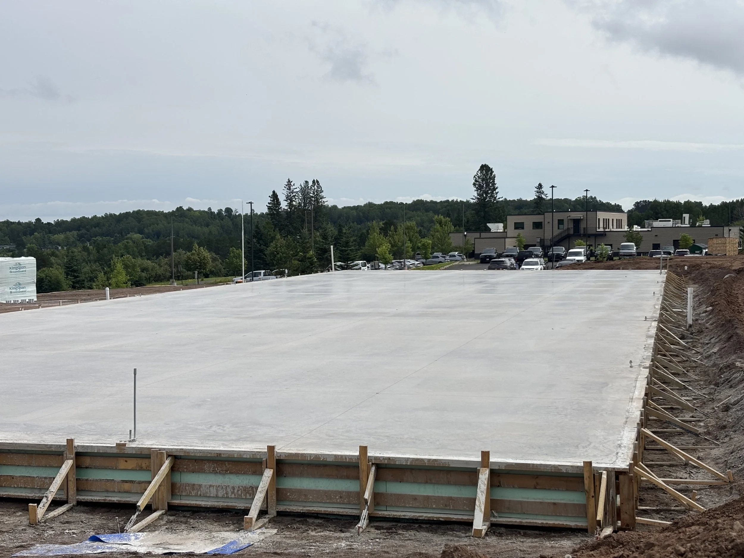 Parking lots, Sidewalks / walkways, Warehouse floors Driveways / loading docks, Garage or shop floors, Patios and plazas, Commercial entryways, Truck aprons / industrial pads