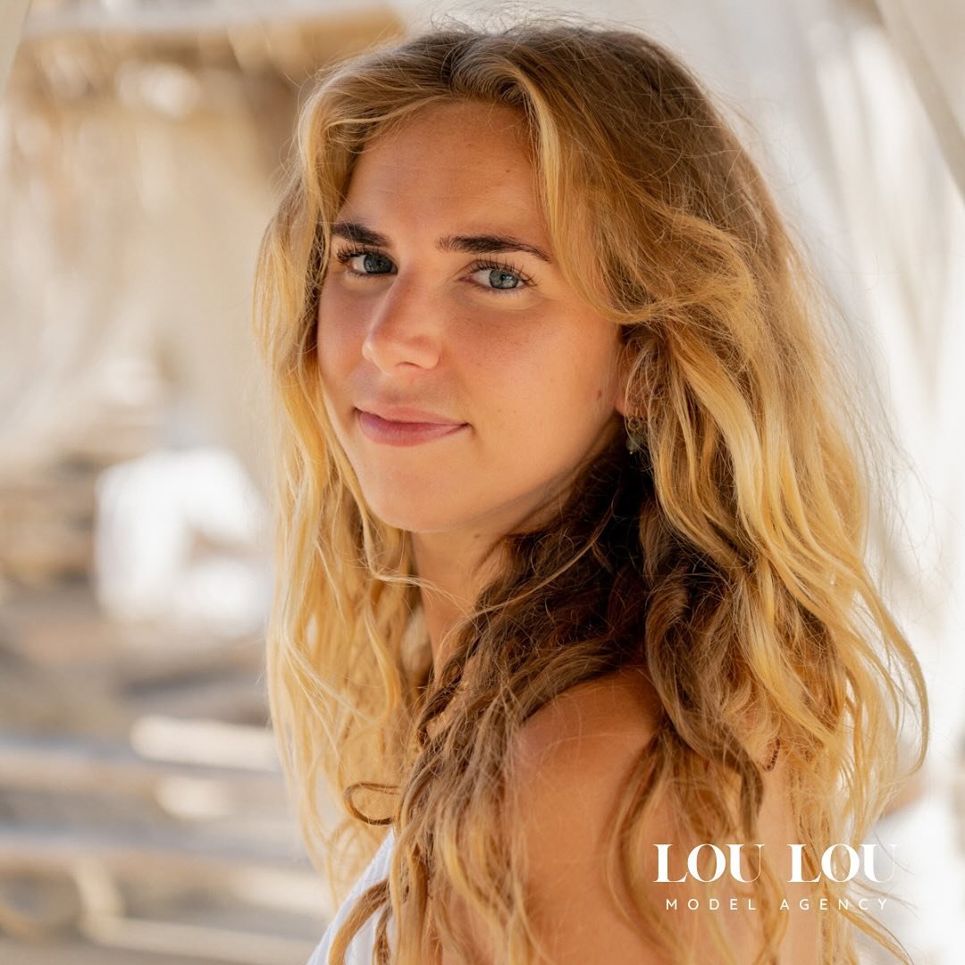 Say hi to Esmee! Welcome on board!☀️

Captured by
@elyse.madlener.photography 

#esmee #louloumodels #women #new