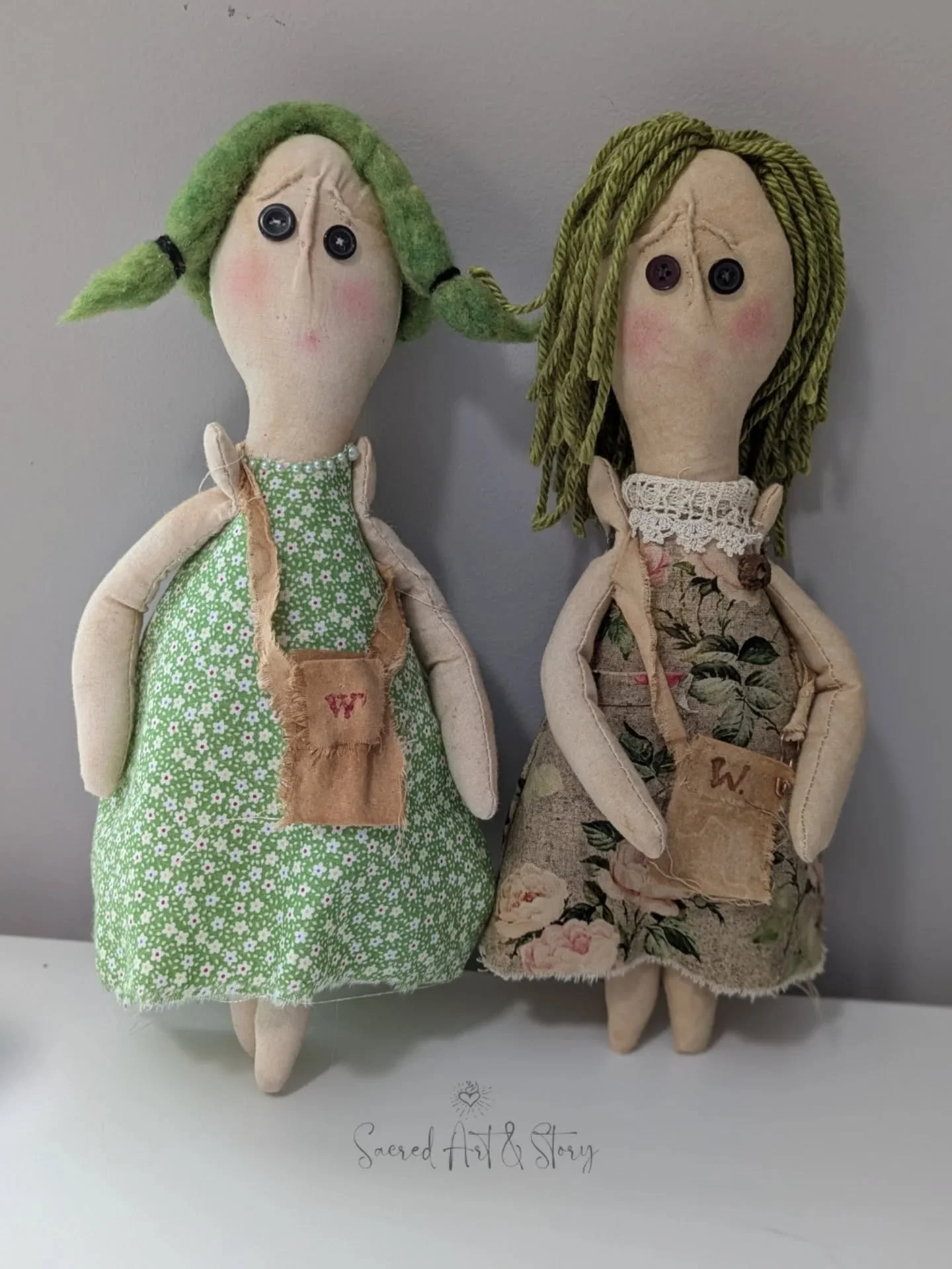 (sound on!)

Meet the Worry Sisters. 

If you're feeling stressed out these days, you'll love the November project in The Artful Crone. We're making worry dolls. Quirky dolls filled with magic... who have no problem holding onto those worries for you