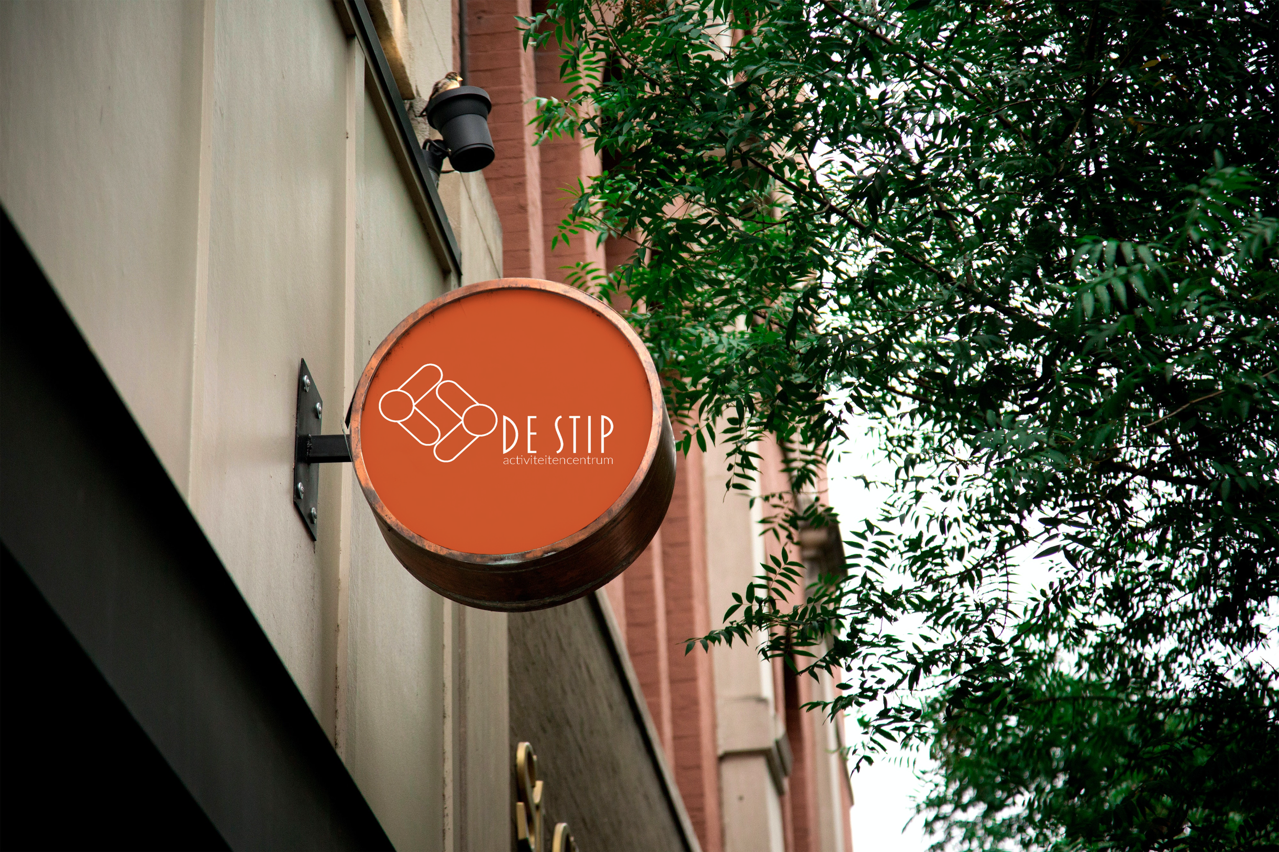 Circle sign on the building_image.png