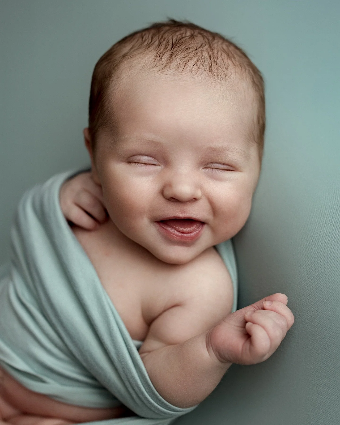 🌟 Pure joy in the tiniest package! This little one&rsquo;s first smile is melting hearts. Welcome to the world, sweet baby! 💕👶 #Newborn #FirstSmile #PureJoy #NewbornSmile #ArizonaNewbornPhotographer #PhoenixNewbornPhotography #ScottsdaleNewbornPho