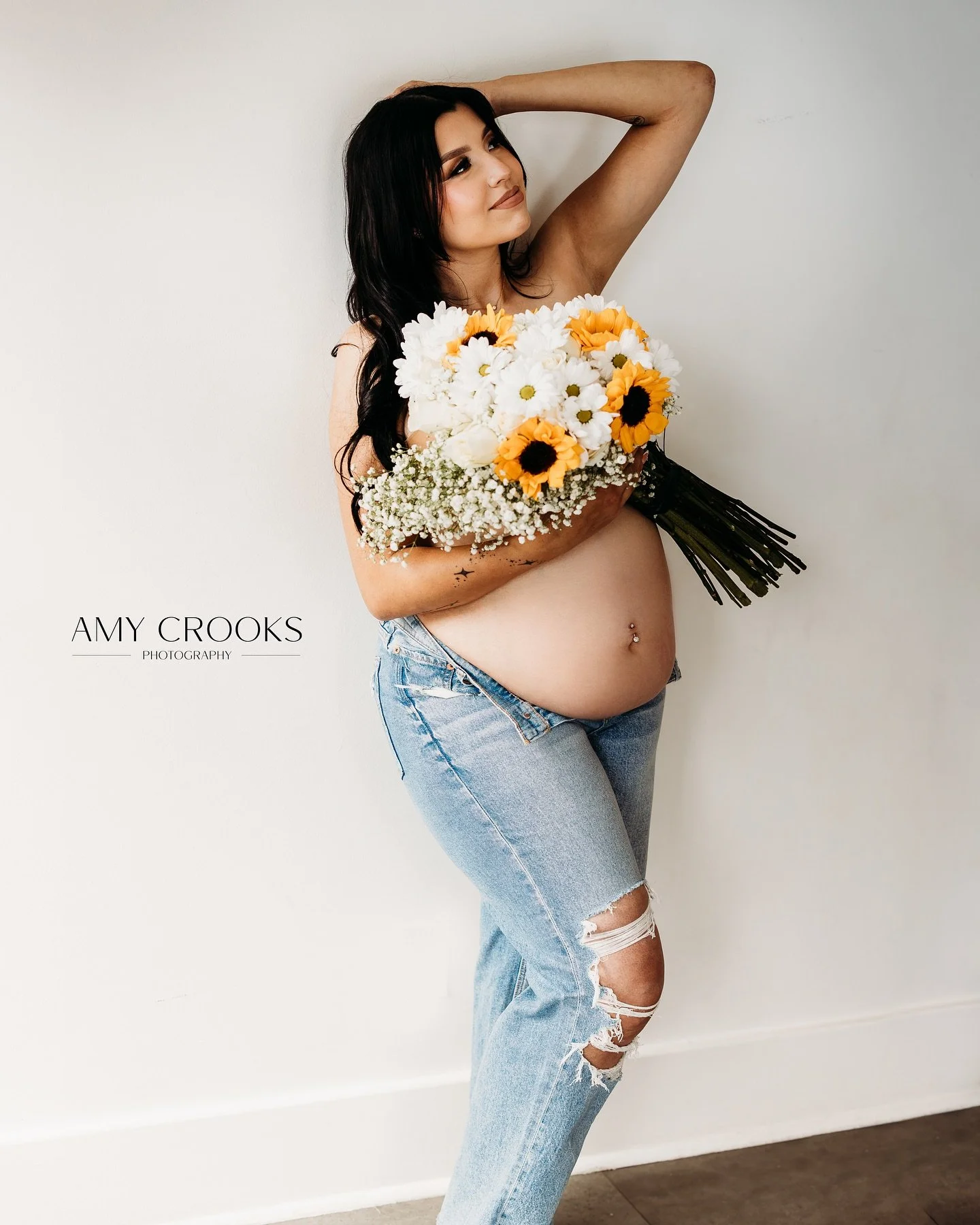 🌼 Embracing the beauty of motherhood and the joy of new beginnings 🌼 This stunning mama-to-be radiates love and grace💛

#MaternityPhotography #Motherhood #Expecting #PregnancyGlow #AmyCrooksPhotography #FlowerLove #NewBeginnings #ArizonaMaternityP