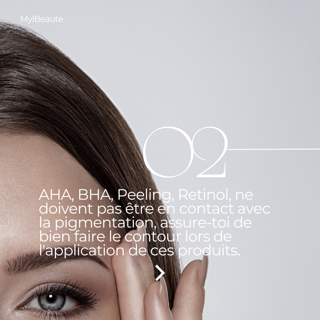 Une femme avec une peau claire, des sourcils épais, un œil bleu et des cheveux bruns lisses. Elle touche son visage avec un doigt. La photo est claire avec un fond gris clair.