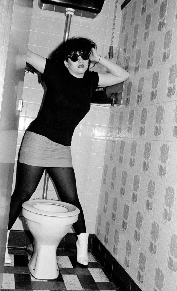 Lydia Lunch in the bathroom, London 1982