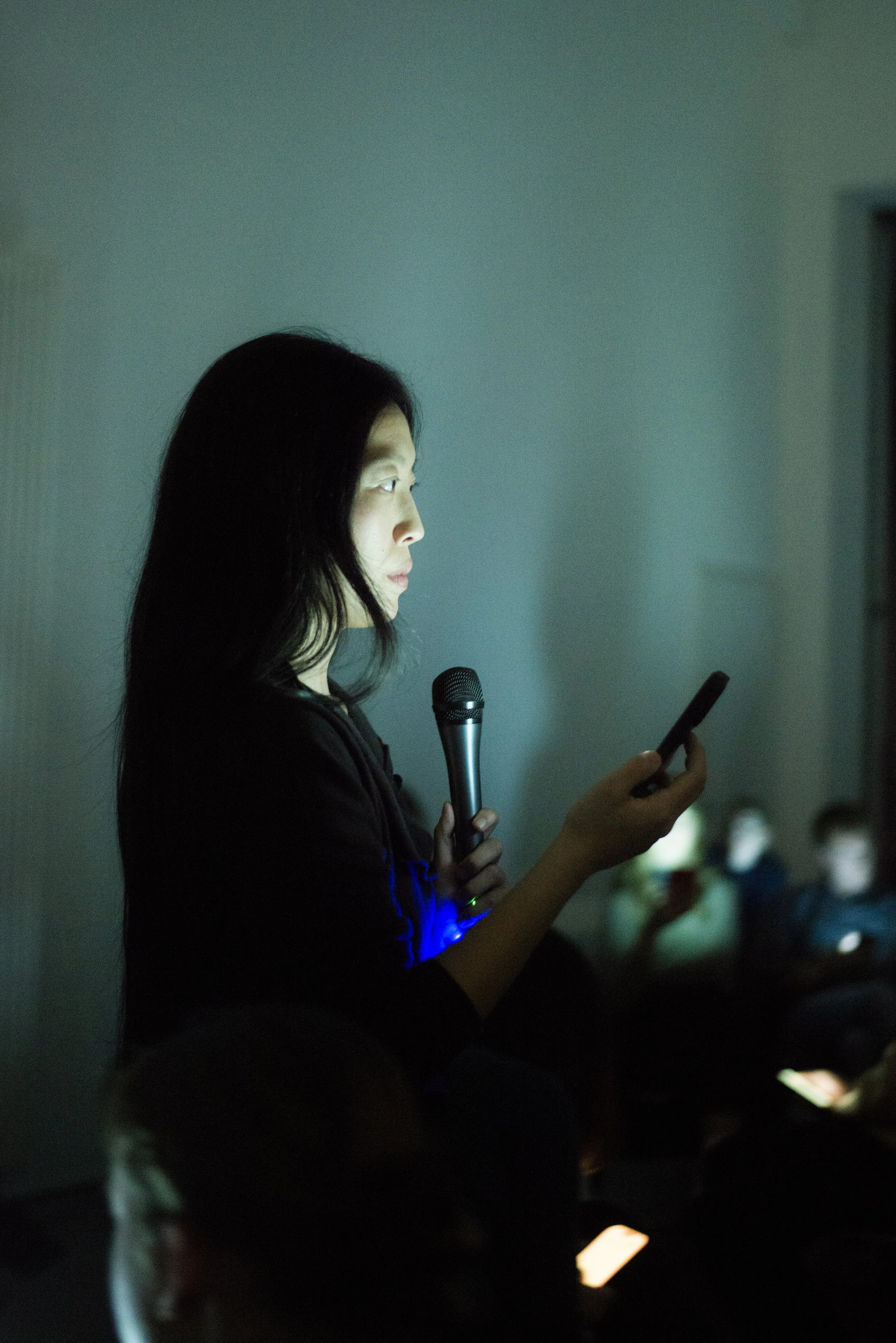 Kunstverein Hamburg performance of A SEXUAL HISTORY OF THE INTERNET on November 6, 2025. Photo by Maximilian Glas, courtesy Kunstverein.